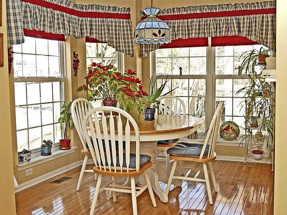 Beautiful kitchen eating area.