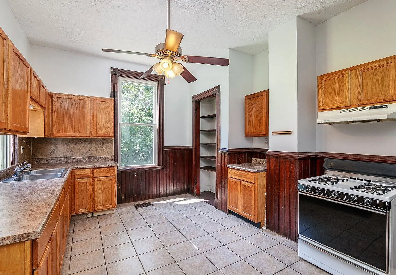 3 bed, 1.5 bath, $2,195 — Photo 2