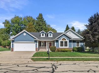 631 Summer Creek Rd, Oconomowoc, WI 53066