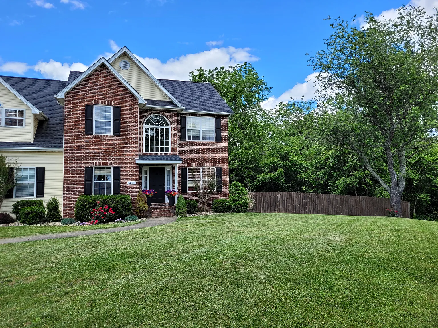 5 bed, 2292 sqft, $2,650 — Photo 3