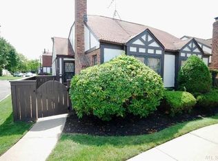 74 Greenmeadow Ct, Deer Park, NY
