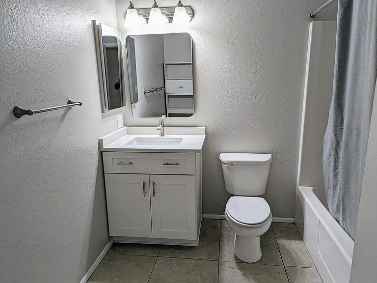 Guest Bath with shower/tub