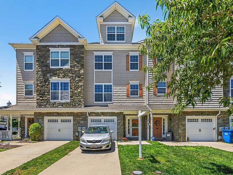 121 Polo Way — Photo 1