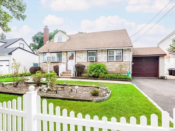 201 Mckinley Avenue, Franklin Square, NY 11010