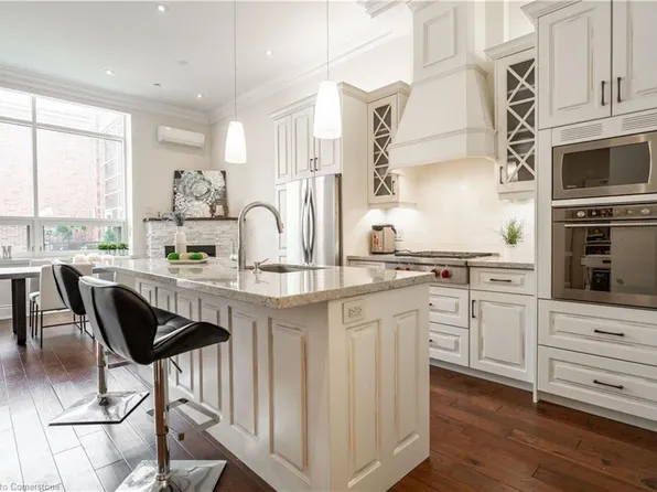 397 King St W #213, Dundas, ON L9H 1W9