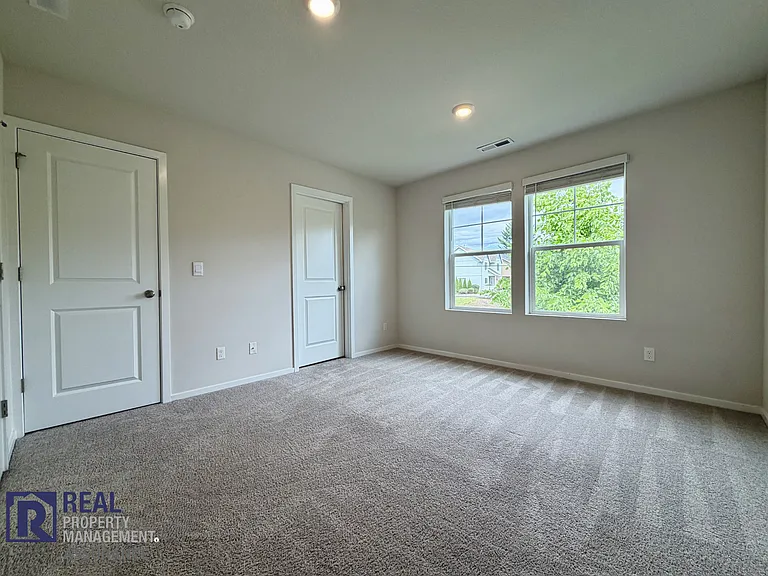 873 N 19th Ave — Photo 9