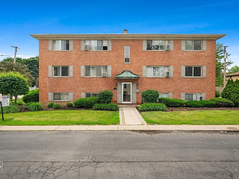 Welcome Home to 300 N Brockway Court — Photo 23