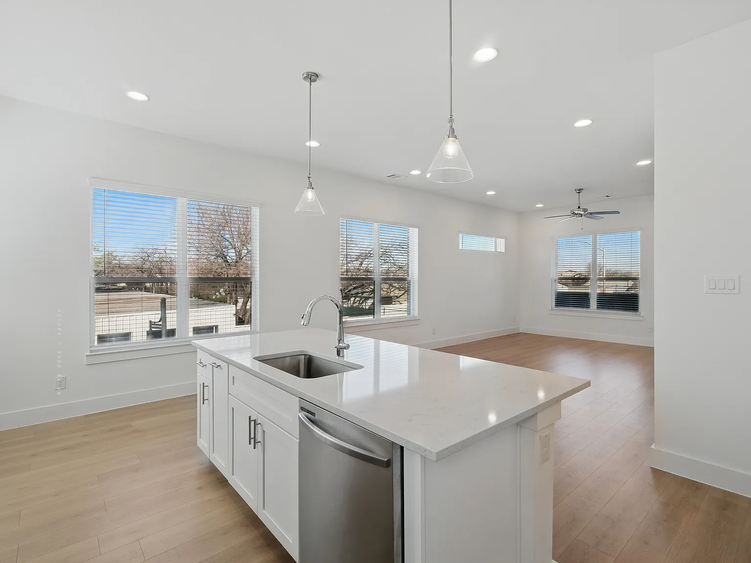 3 bed, 1882 sqft, $2,300 — Photo 4