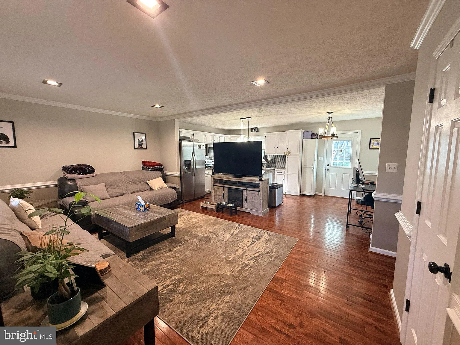 3 bed, 2.0 bath, 1208 sqft, $2,700 — Photo 2