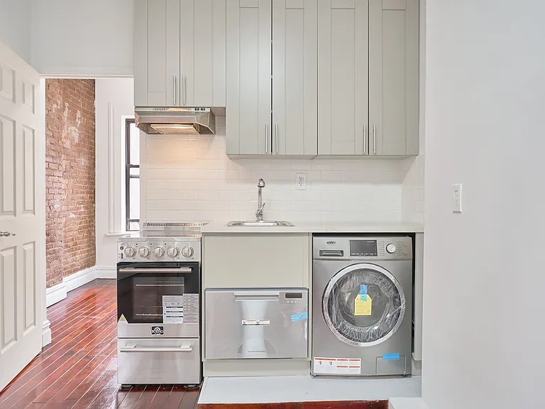 434 E 76th St #20 — Photo 6