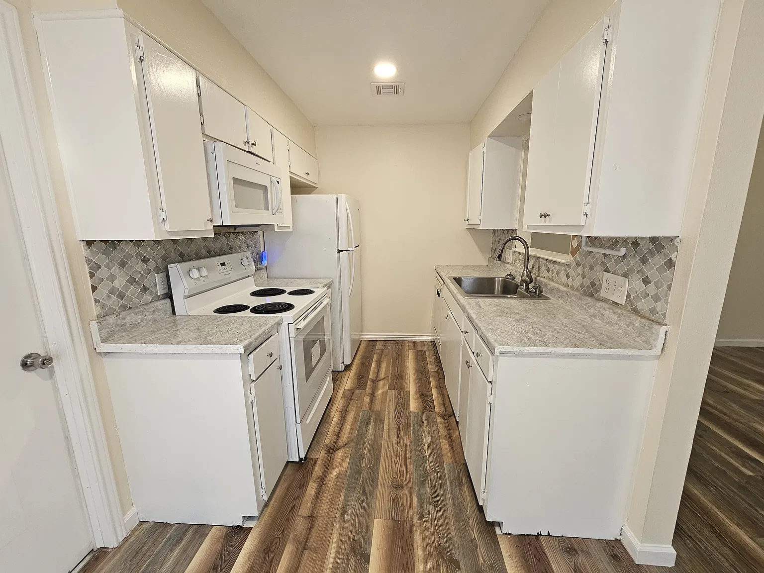 2 bed, 1.5 bath, 1223 sqft, $1,100 — Photo 2