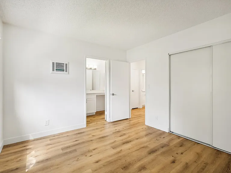 Valle at 9151 Kenwood — Photo 9