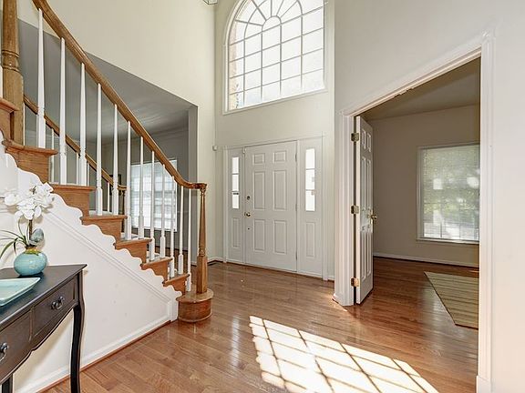 Fantastic floor plan - great for everyday/entertaining!