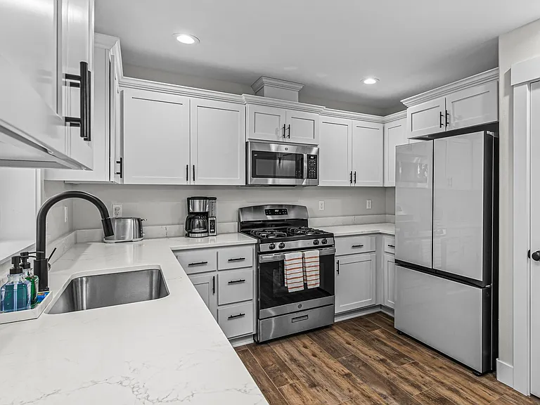 1020 2nd Ave — Photo 9