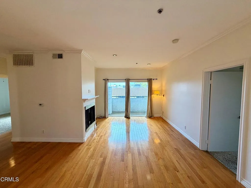 2 bed, 2.0 bath, 950 sqft, $3,300 — Photo 4