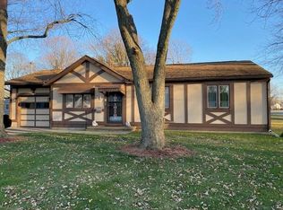 6 Hance Dr, Charleston, IL 61920