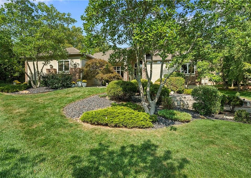 1st image of 306 NW Rockhill Cir