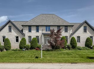 450 Albion Ave, Roselle, IL 60172