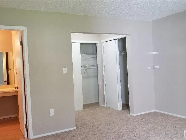 255 Wycoff Way W — Photo 16