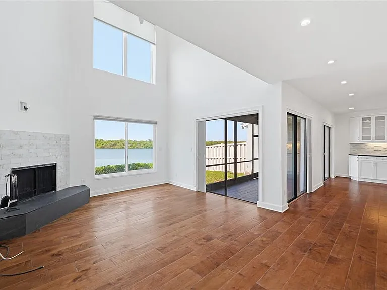 1070 Sanabel Ct NE — Photo 4