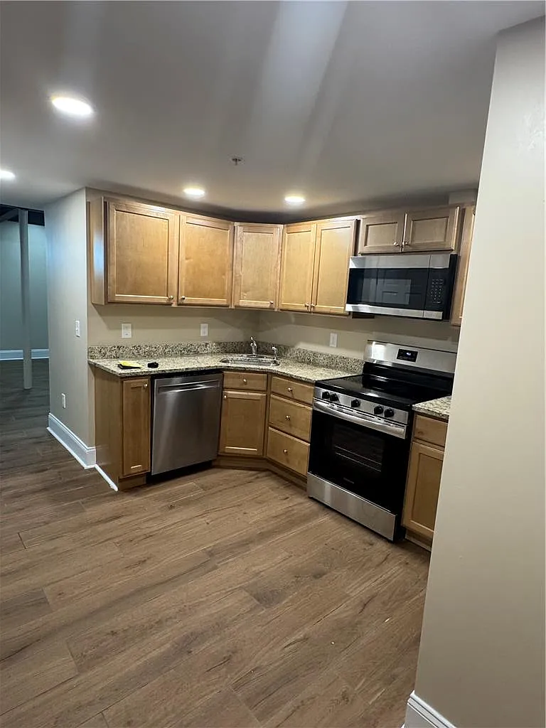 3 bed, 2.5 bath, 10262 sqft, $1,995 — Photo 3
