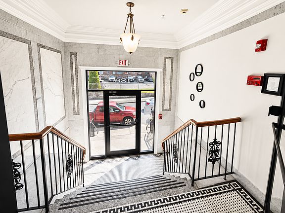 3rd image of 186 William St APT 405
