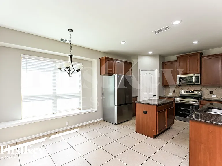612 Celeste Ln — Photo 5