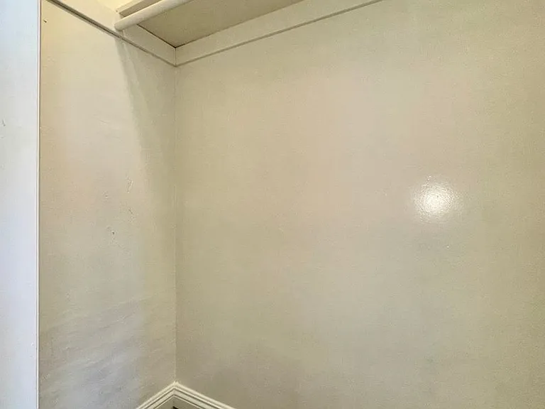 2280 S Barrington Ave — Photo 3