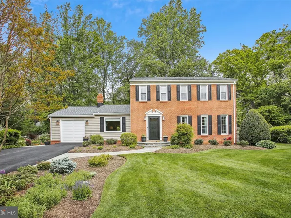 10396 Adel Rd, Oakton, VA 22124