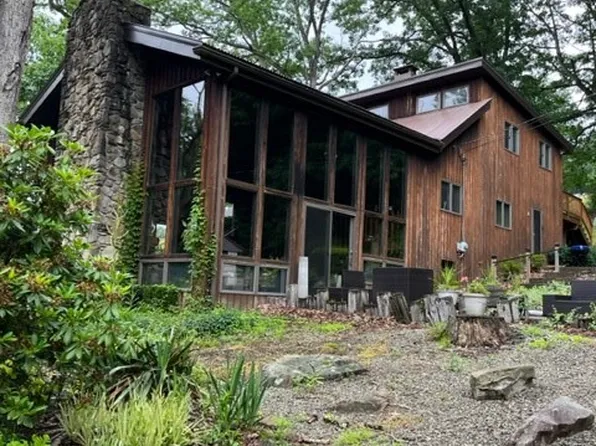 615 Nelson Rd, Farmington, PA 15437