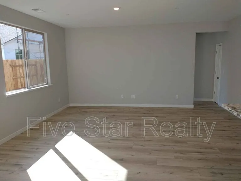 5673 Mericrest Way — Photo 2