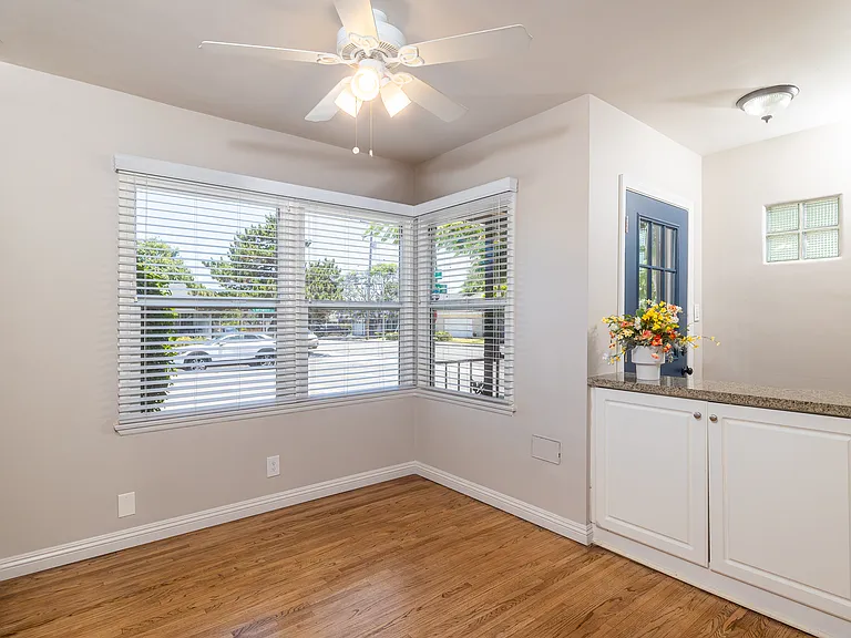 521 E Date St — Photo 11