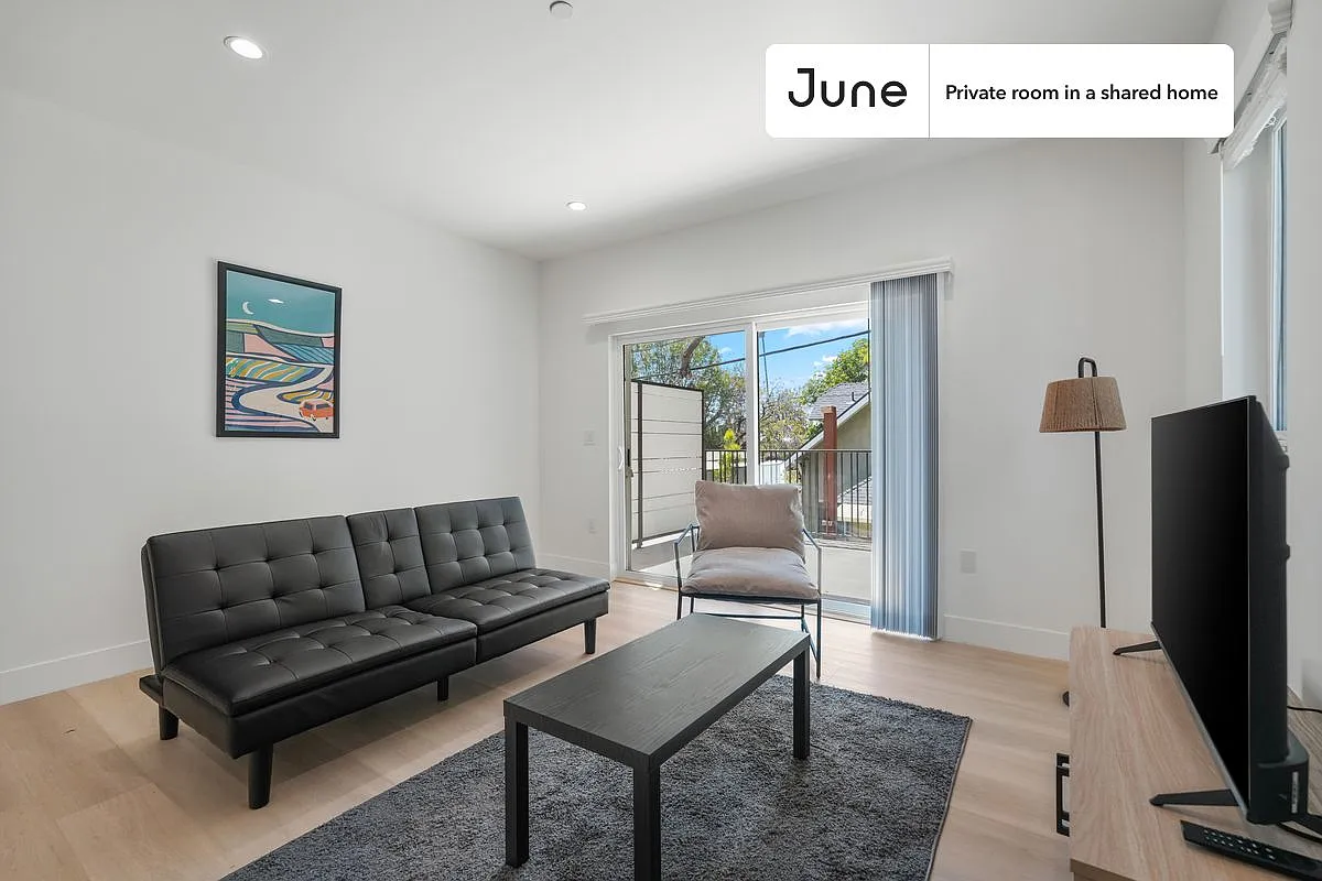 Queen bedroom in 4 bed/3 bath home in Hollywood #1857 C — Photo 3