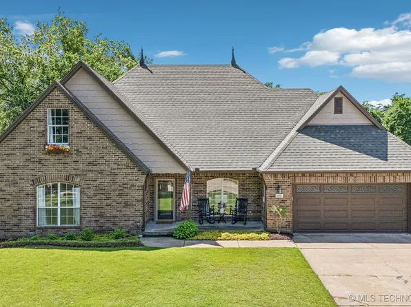 301 N Eucalyptus Ct, Broken Arrow, OK 74012