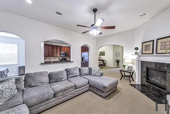 5 bed, 2765 sqft, $2,990 — Photo 3