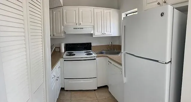 Tennis Villas Apartments — Photo 14