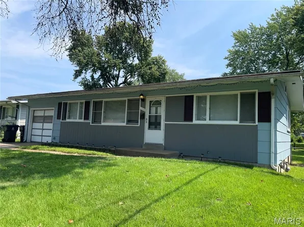 130 Dauphin Ln, Florissant, MO 63033
