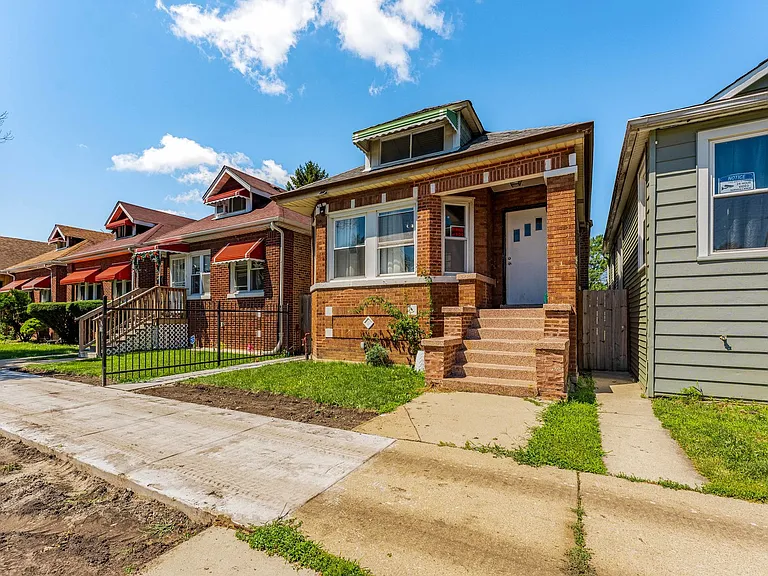 7008 S Oakley Ave — Photo 3