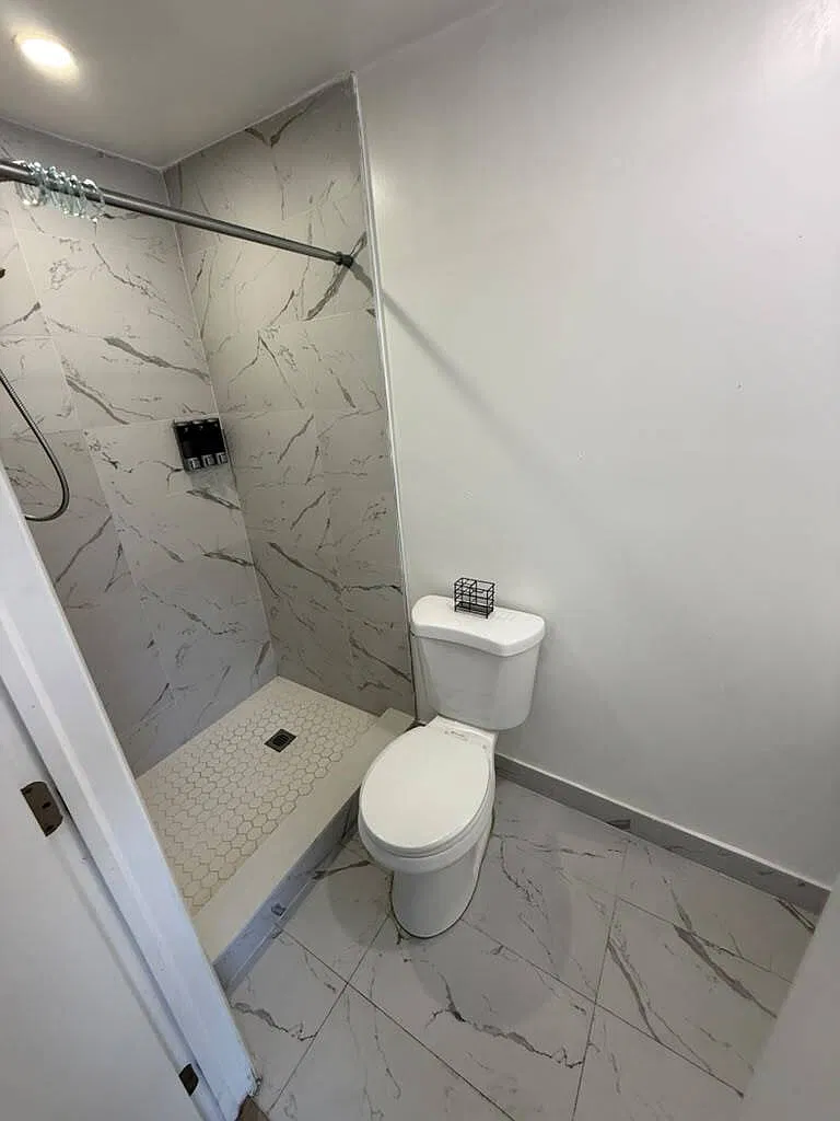 Spacious 1-Bedroom Apartment Near Downtown Hollywood & Beach — Photo 3