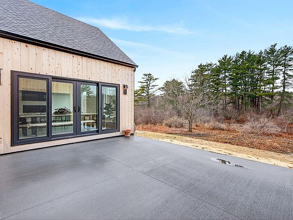 4th image of 140 Longwoods Road