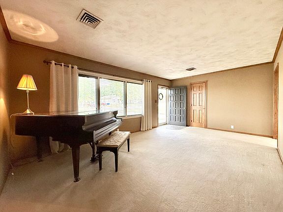4th image of 1018 S Plummer Ave
