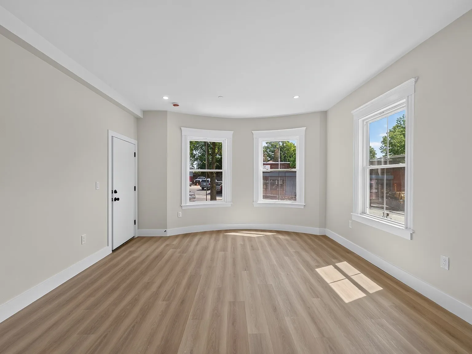 3 bed, 2.5 bath, 1390 sqft, $3,800 — Photo 3