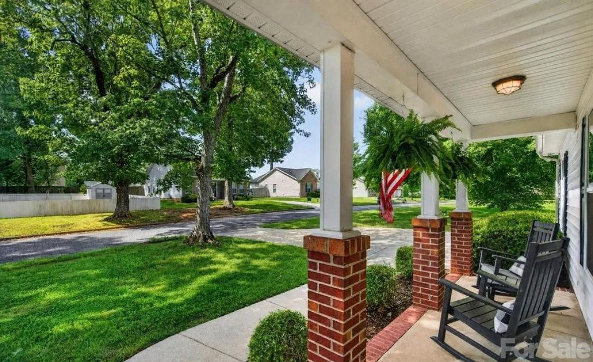 3 bed, 1272 sqft, $2,150 — Photo 3