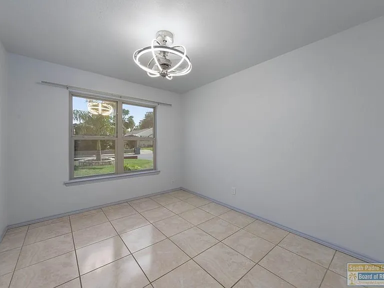 221 E Adams St — Photo 12
