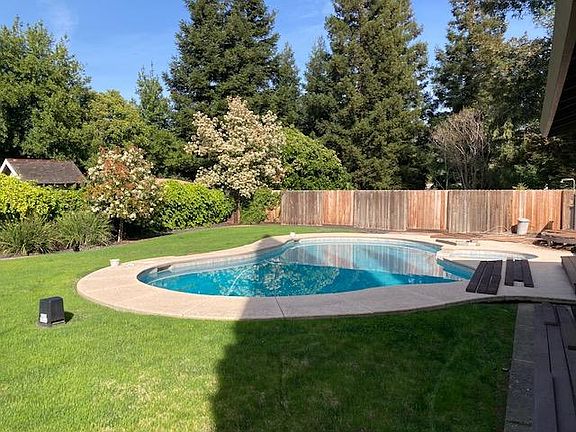 3rd image of 875 Karen Dr