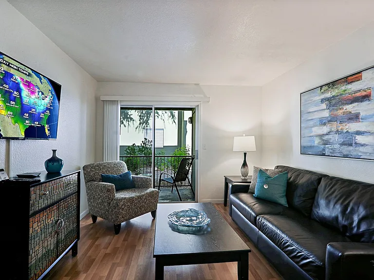 740 W Elm St #116 — Photo 1