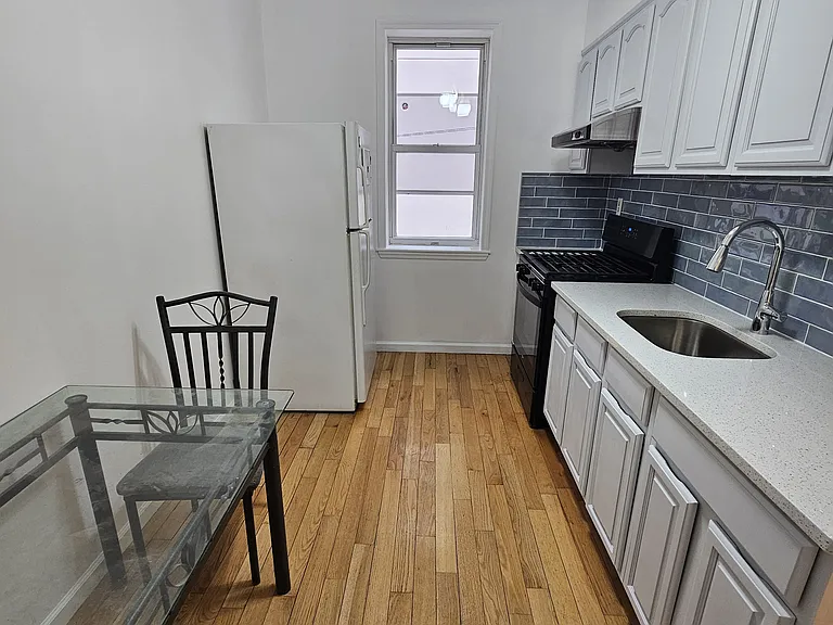 1824 E 2nd St #1R — Photo 1