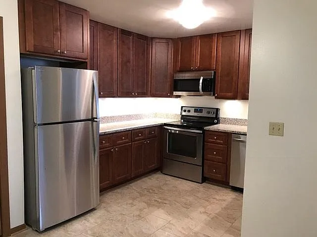 2 bed, 1000 sqft, $1,300 — Photo 4