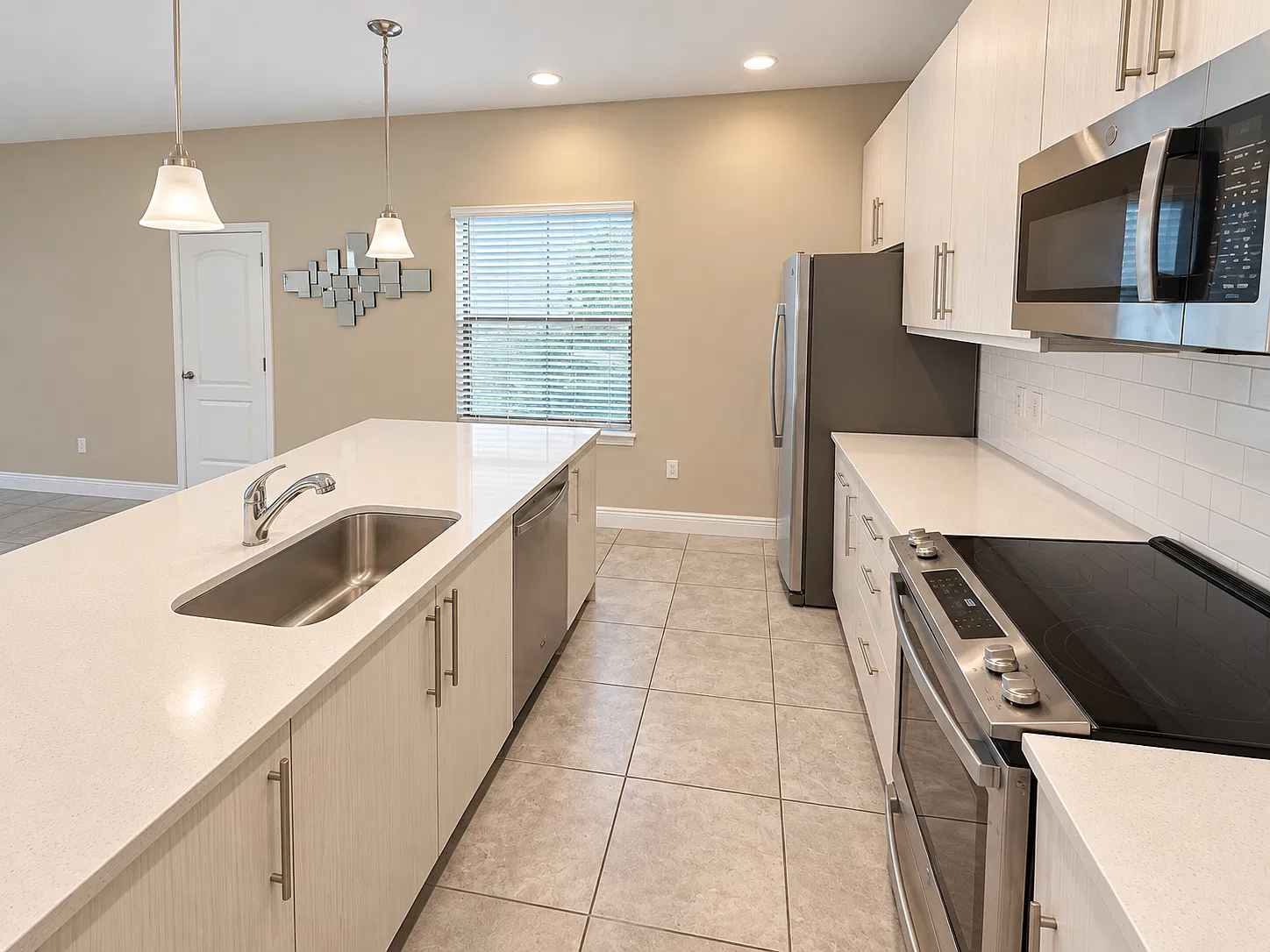3 bed, 3.5 bath, 2019 sqft, $2,495 — Photo 2