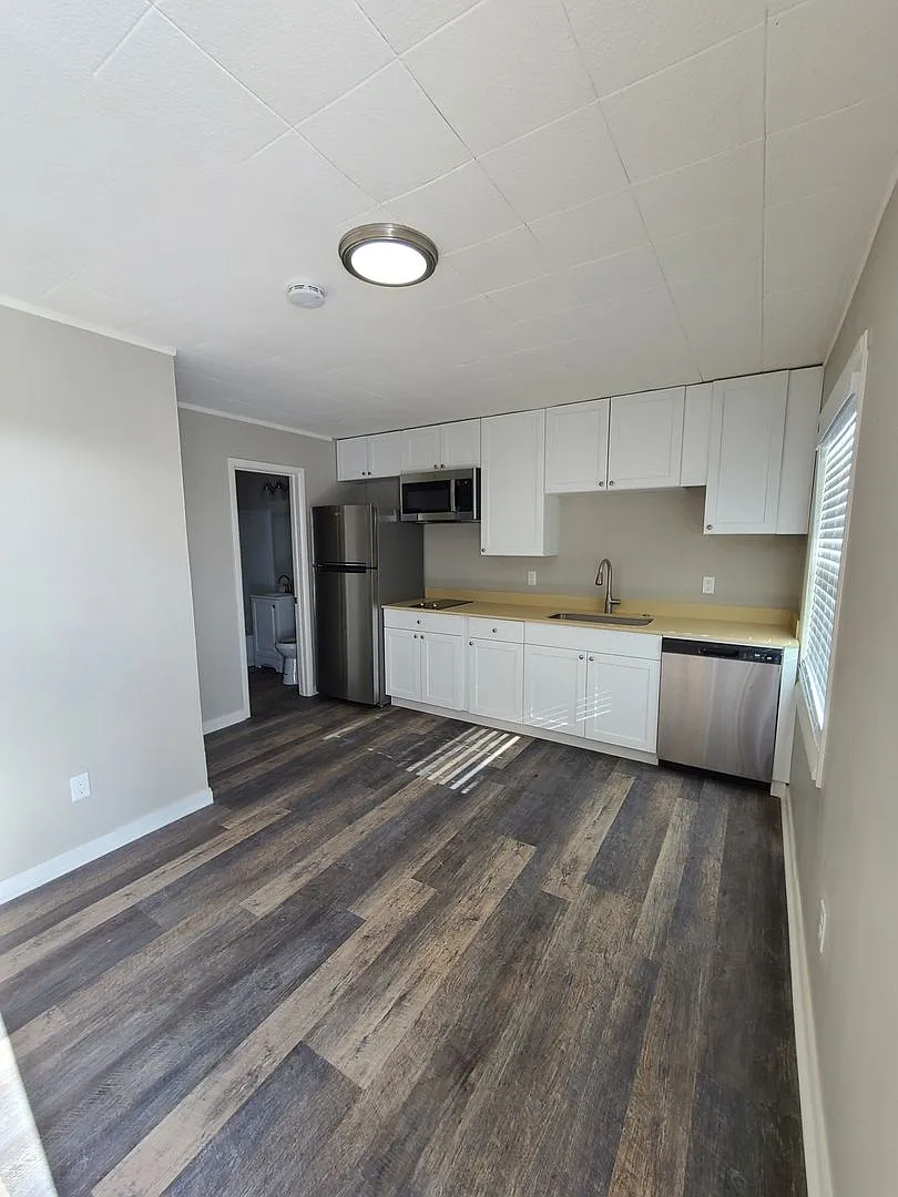Recently Renovated Apartments, Featuring Modern Finishes, Stainless Appliances, Garage Space and ... — Photo 1